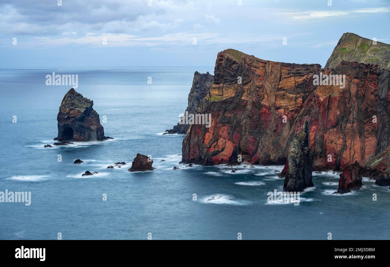 Lunga esposizione, paesaggio costiero, scogliere e mare, Miradouro da Ponta do Rrosso, costa frastagliata con formazioni rocciose, Capo Ponta de Sao Lourenco Foto Stock