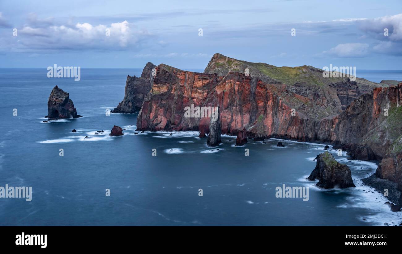 Lunga esposizione, rocce rosse sul mare blu, paesaggio costiero, scogliere e mare, Miradouro da Ponta do Rrosso, costa frastagliata con formazioni rocciose, Capo Ponta Foto Stock