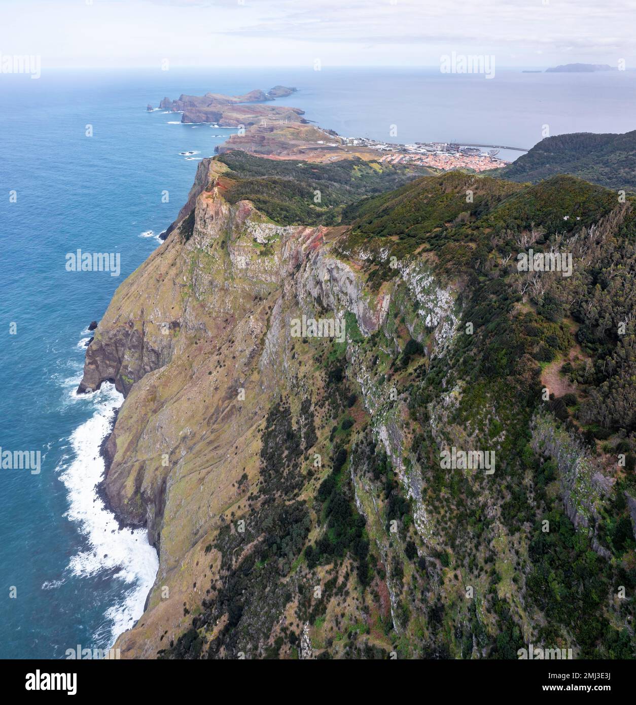 Vista di scogliere e montagne, costa e mare, Capo Ponta de Sao Lourenco, Madeira, Portogallo Foto Stock