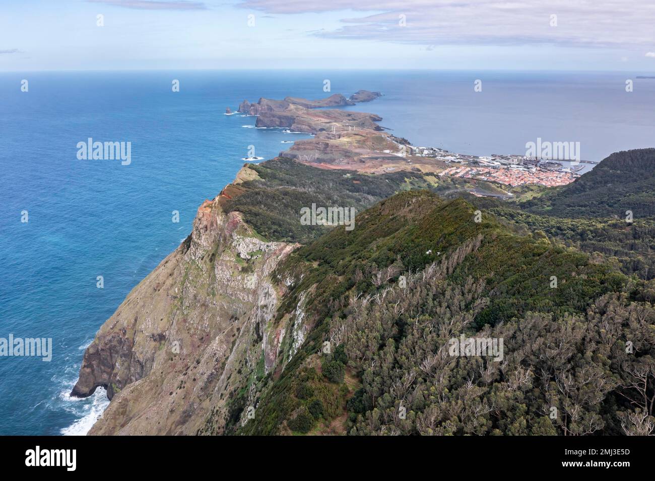 Vista di scogliere e montagne, costa e mare, Capo Ponta de Sao Lourenco, Madeira, Portogallo Foto Stock