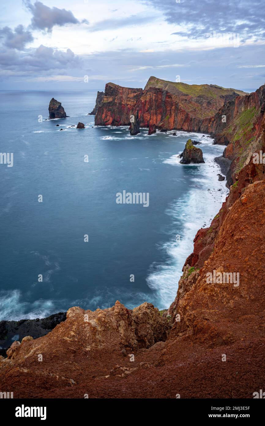 Lunga esposizione, paesaggio costiero, scogliere e mare, Miradouro da Ponta do Rrosso, costa frastagliata con formazioni rocciose, Capo Ponta de Sao Lourenco Foto Stock