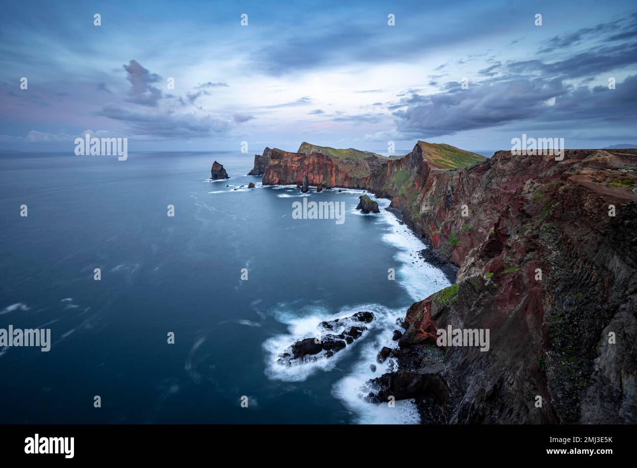 Lunga esposizione, paesaggio costiero, scogliere e mare, Miradouro da Ponta do Rrosso, costa frastagliata con formazioni rocciose, Capo Ponta de Sao Lourenco Foto Stock
