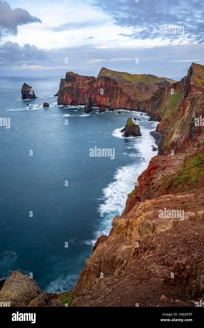 Lunga esposizione, paesaggio costiero, scogliere e mare, Miradouro da Ponta do Rrosso, costa frastagliata con formazioni rocciose, Capo Ponta de Sao Lourenco Foto Stock