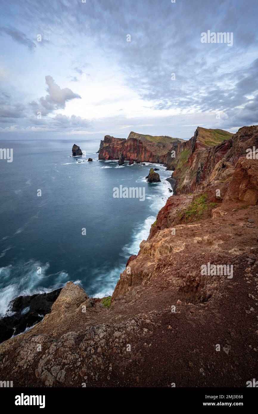 Lunga esposizione, paesaggio costiero, scogliere e mare, Miradouro da Ponta do Rrosso, costa frastagliata con formazioni rocciose, Capo Ponta de Sao Lourenco Foto Stock