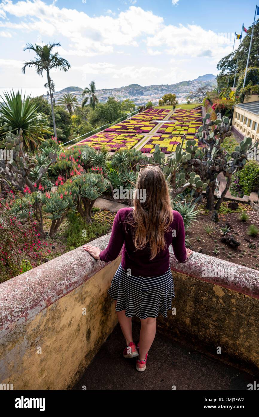 Giovane donna nel giardino botanico di Funchal, Jardim Botanico, Madeira, Portogallo Foto Stock