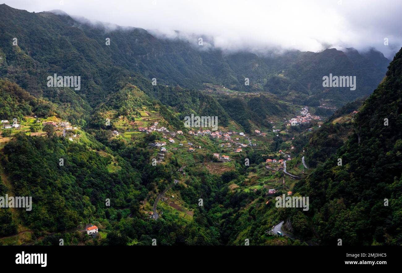 Case e montagne, paesaggio vicino Boaventura, Madeira, Portogallo Foto Stock