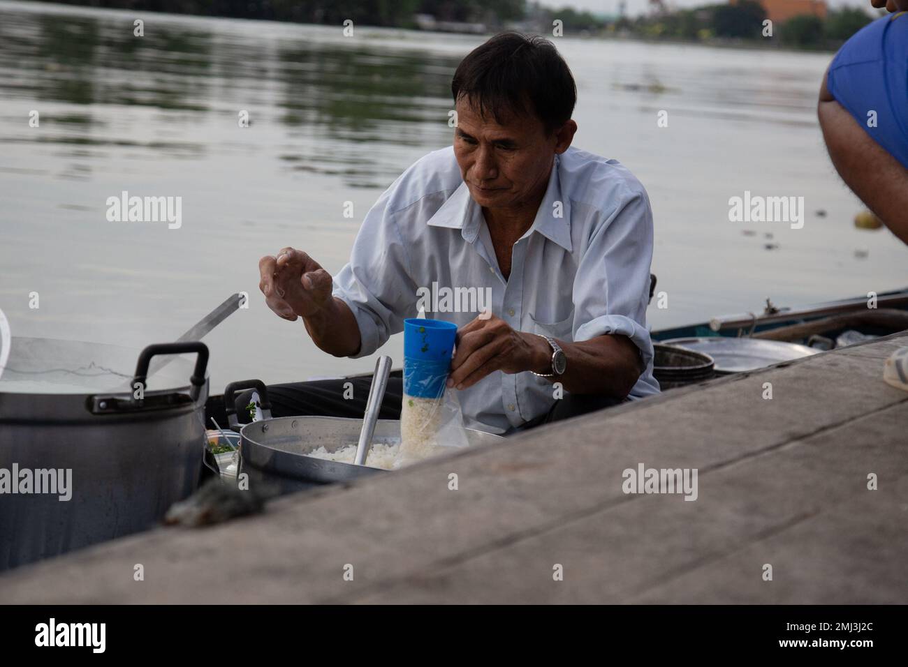 Mae Klong River Vendita di cibo da Boat-Boat Street Food - Thailandia Foto Stock