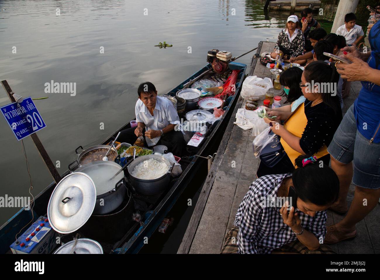 Mae Klong River Vendita di cibo da Boat-Boat Street Food - Thailandia Foto Stock
