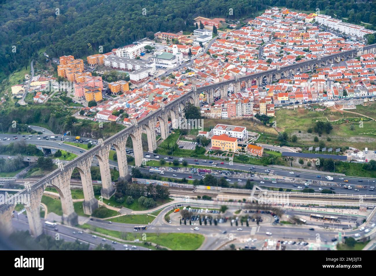 Vista aerea Bairro da Liberdade, vista sulla città, Aqueduto das Aguas Livres, Lisbona, Portogallo Foto Stock