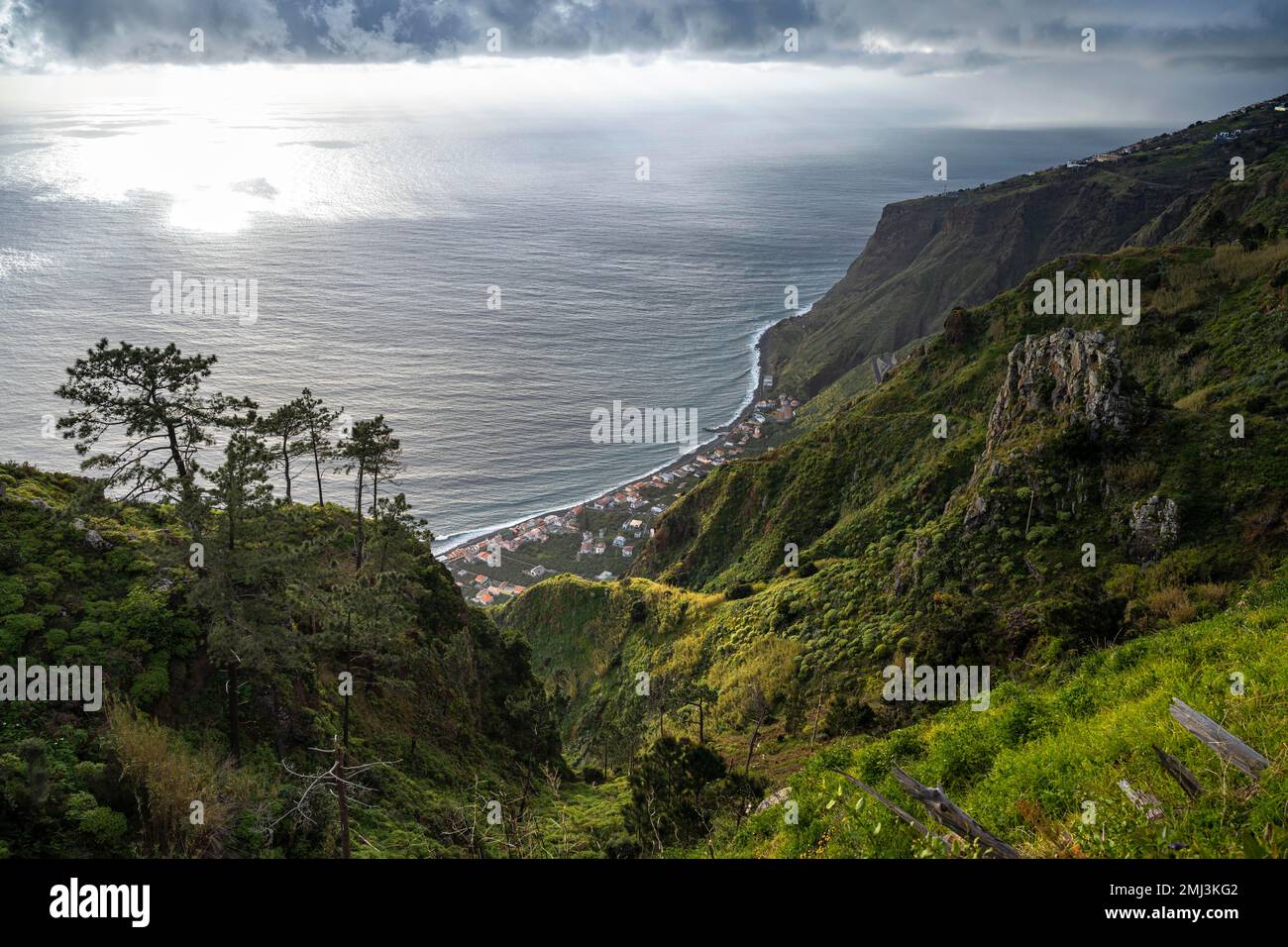 Atmosfera serale, Miradouro da Raposeira, scogliere, costa e mare, Paul do Mar, Madeira, Portogallo Foto Stock