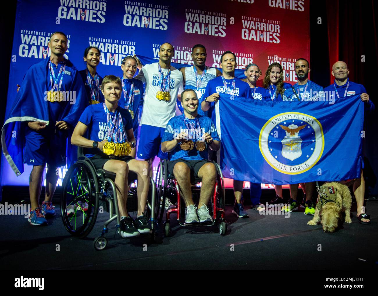 Gli atleti dei Team Air Force Warrior Games posano per una foto dopo aver ricevuto medaglie per gli eventi in pista presso i 2022 Department of Defense Warrior Games, 25th agosto 2022, a Orlando, Florida. Il programma DoD Warrior Games mira a ispirare il recupero attraverso un fitness fisico adattivo e a incoraggiare nuove opportunità di crescita e raggiungimento per i membri del servizio feriti, malati o feriti e veterani. Foto Stock