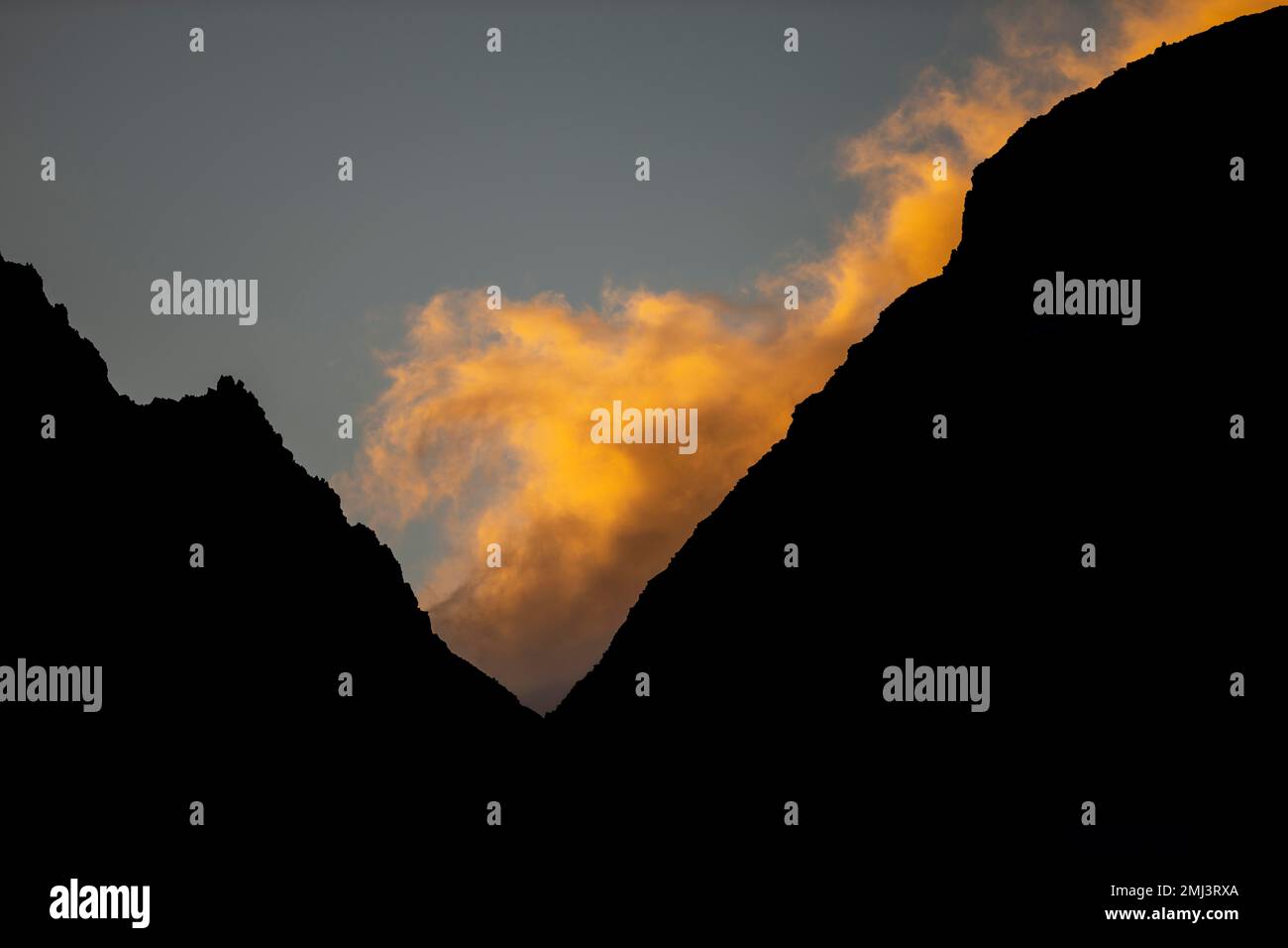 Alba sul crinale roccioso con montagne Engadina, St Moritz, Engadina, Grigioni, Svizzera Foto Stock