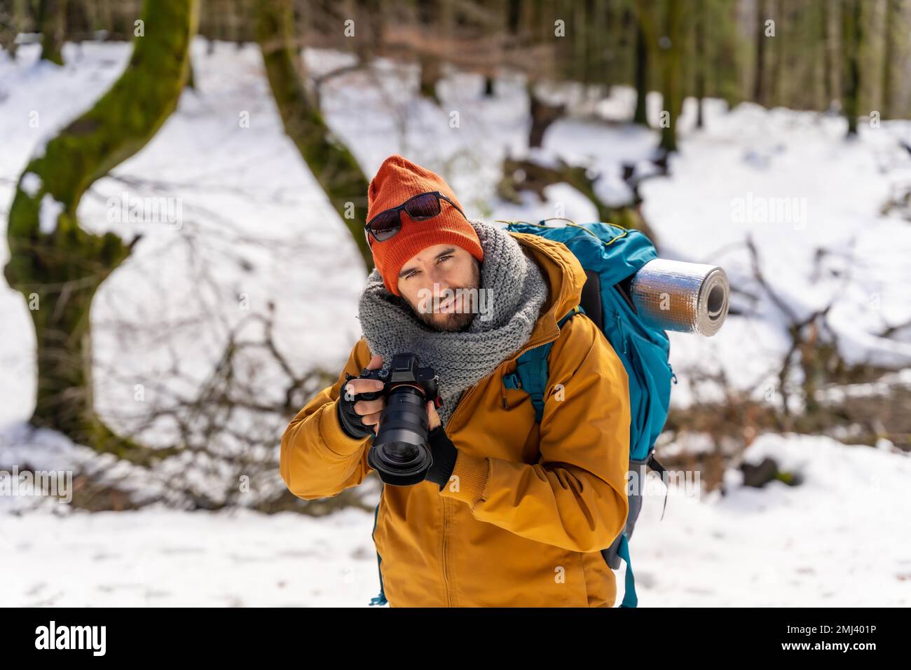 Ritratto di fotografo godendo di scattare foto in inverno sulla montagna con la neve, hobby inverno Foto Stock