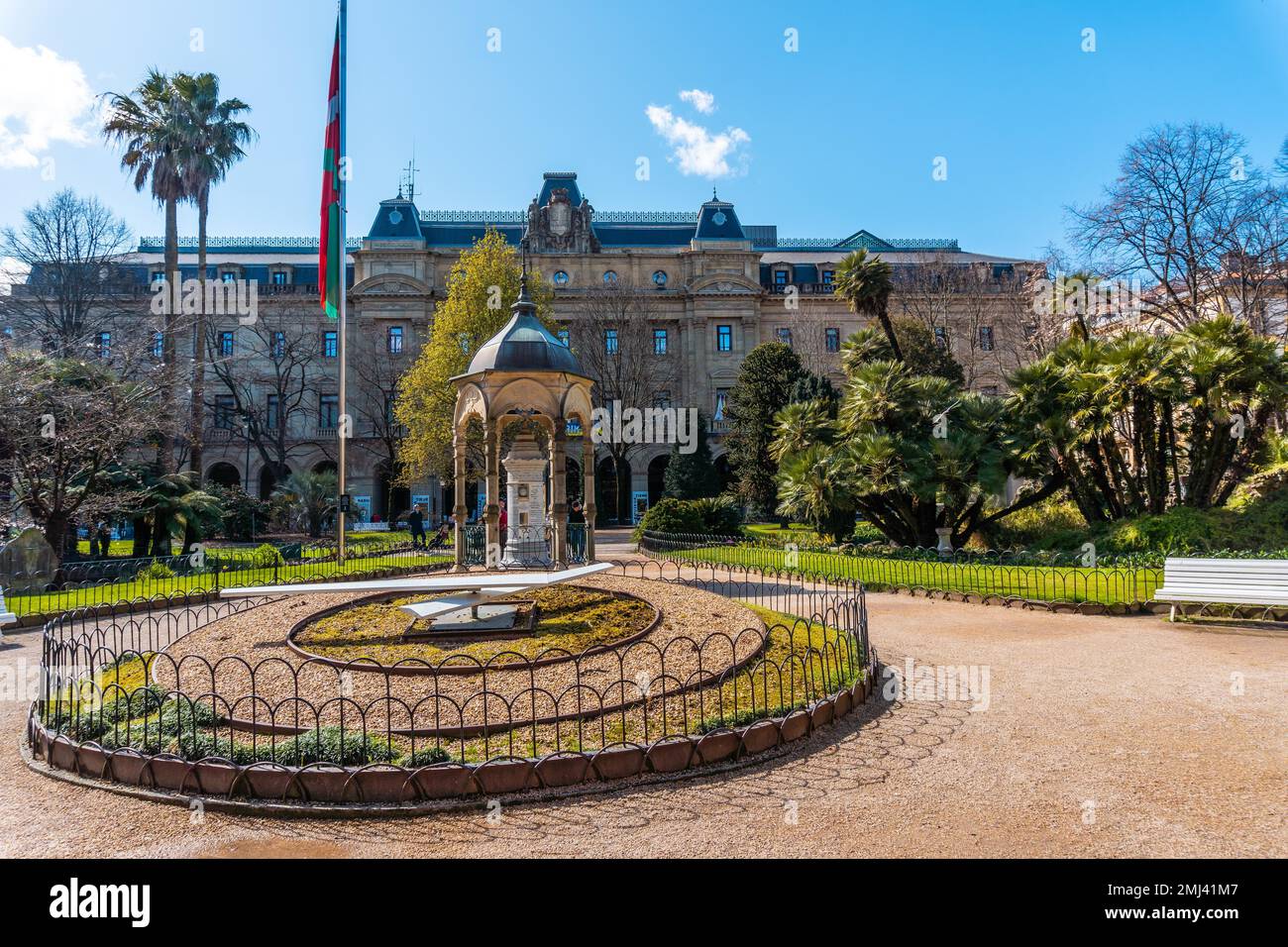 Giardini e orologio della Plaza Gipuzkoa nel centro di San Sebastian, città turistica una mattina di primavera. Gipuzkoa, Paesi Baschi Foto Stock