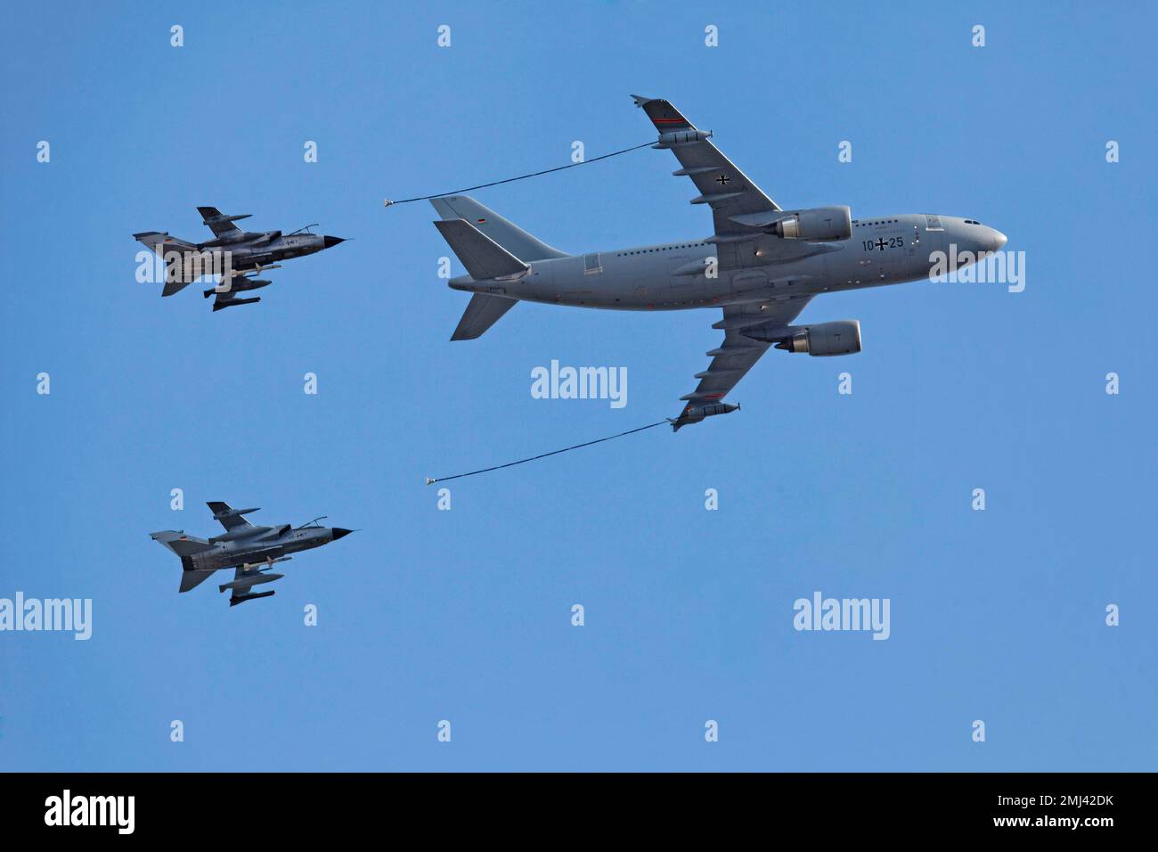 Rifornimento aereo, Airbus A310MRTT e Panavia Tornado dell'Aeronautica militare tedesca, ILA, Salone Internazionale dell'Aerospaziale di Schoenefeld, Berlino, Germania Foto Stock