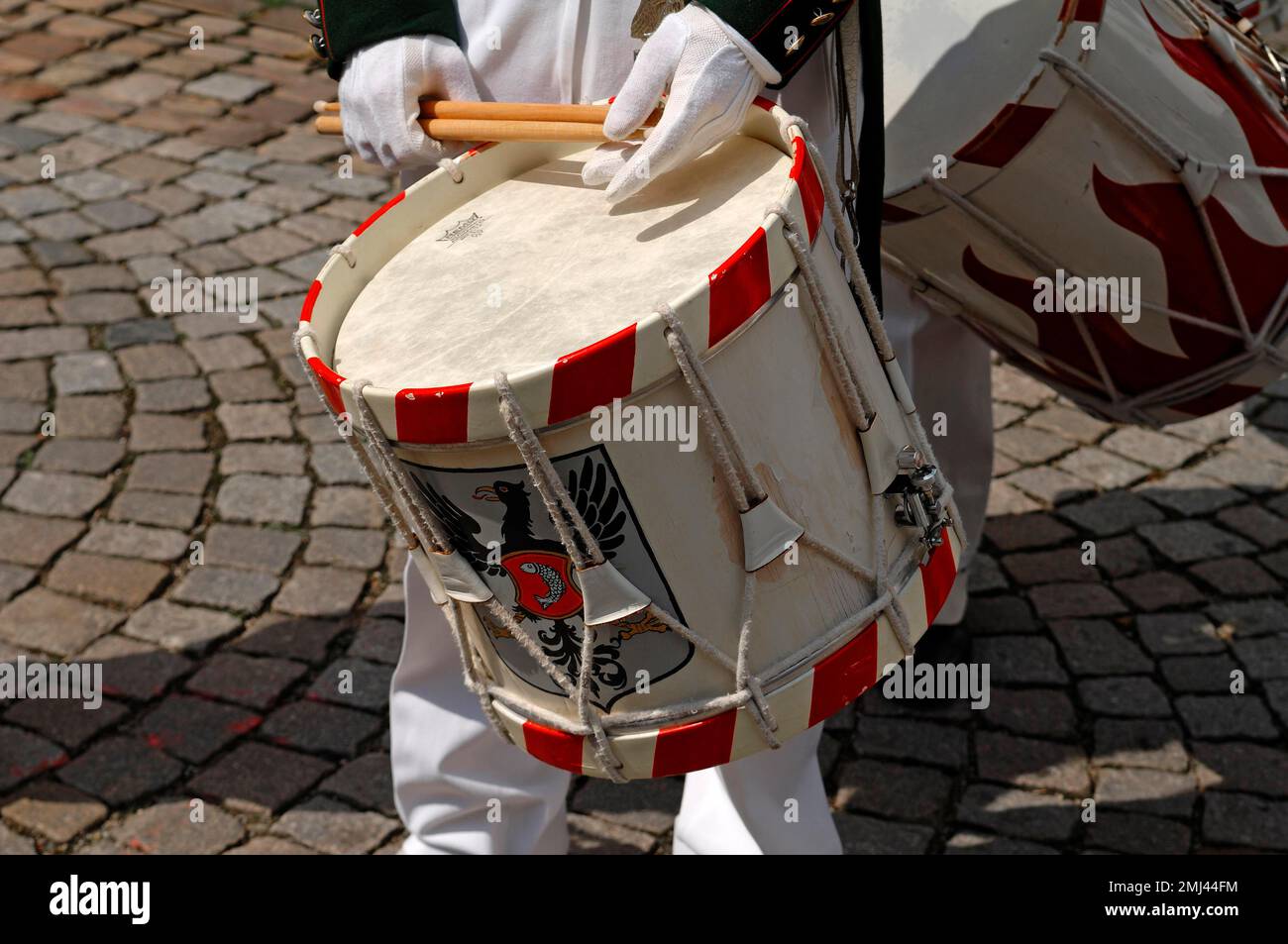 Tamburo di un batterista dell'associazione Buergergarde in un festival a Gengenbach, Baden-Wuerttemberg, Germania Foto Stock