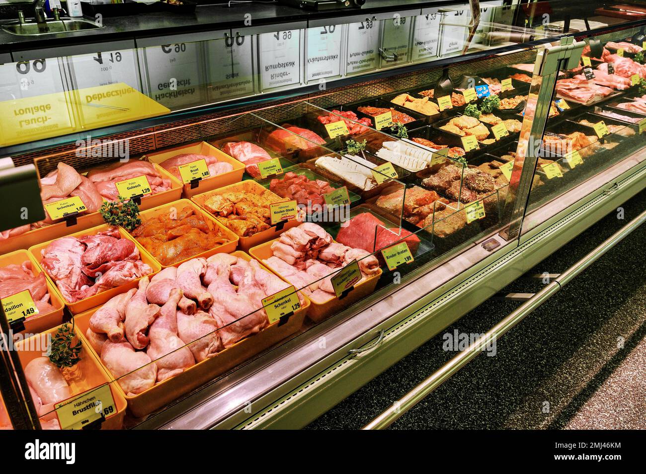 Bancone della carne nel mercato all'ingrosso, Baviera, Germania Foto Stock