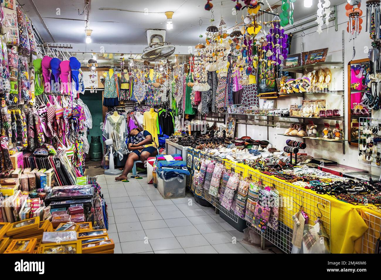 Negozio di souvenir con venditore addormentato sull'isola di Ko Phi Phi, Phuket, Thailandia Foto Stock