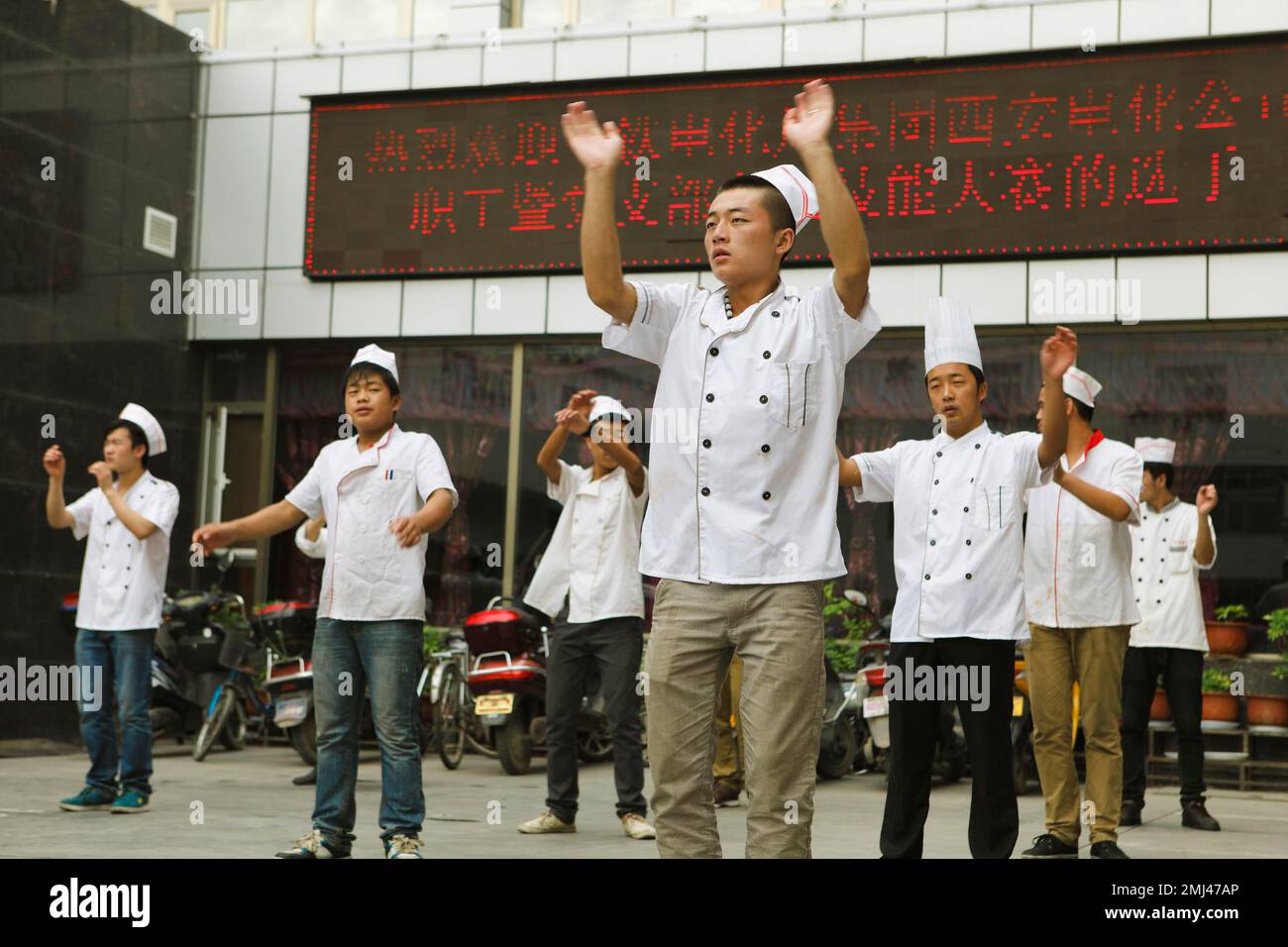 Dipendenti cinesi che fanno esercizi mattutini, Zhangye, Provincia di Gansu, Cina Foto Stock