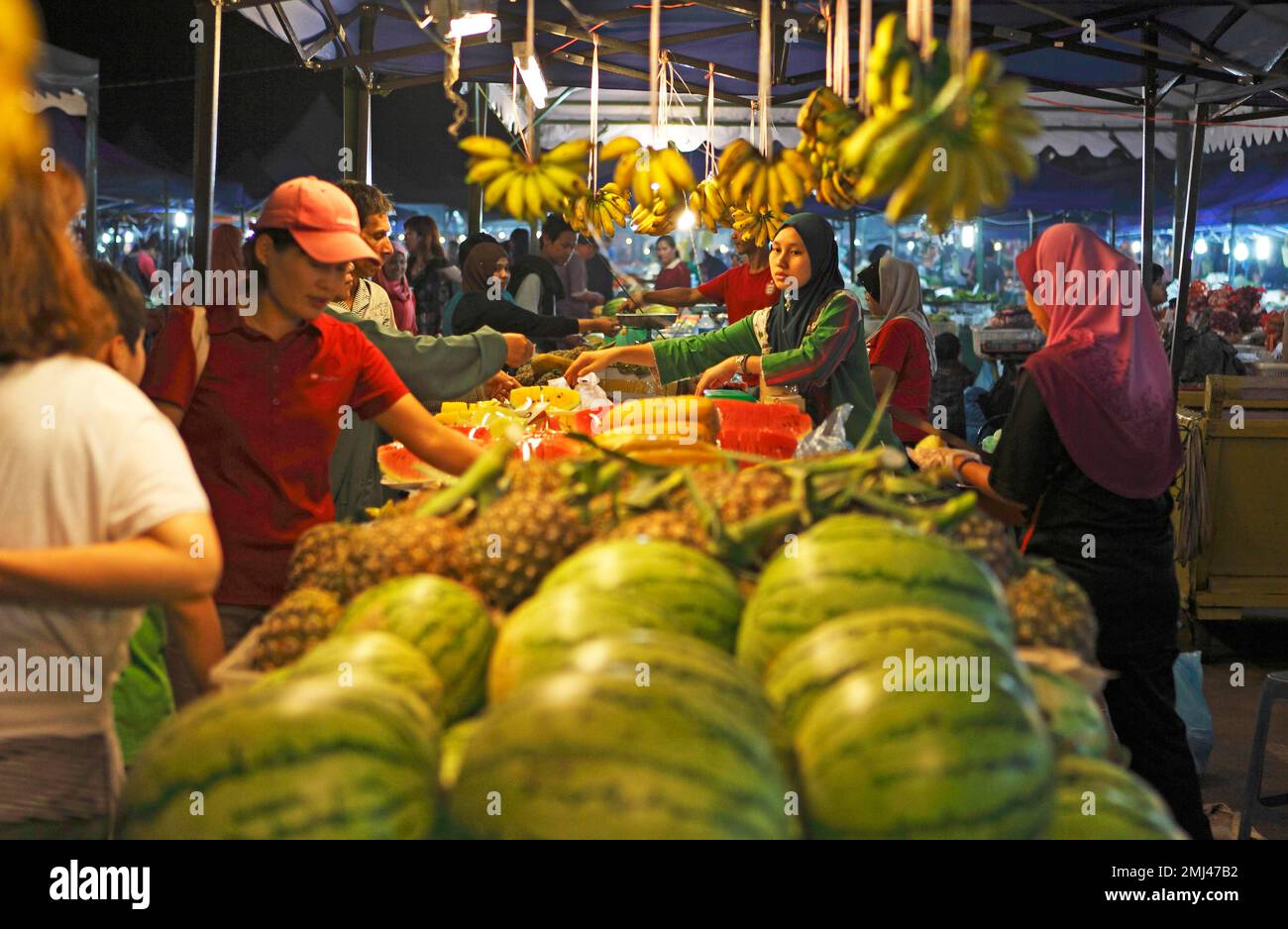 Mercato notturno di Filippino a Kota Kinabalu, Sabah, Borneo, Malesia Foto Stock