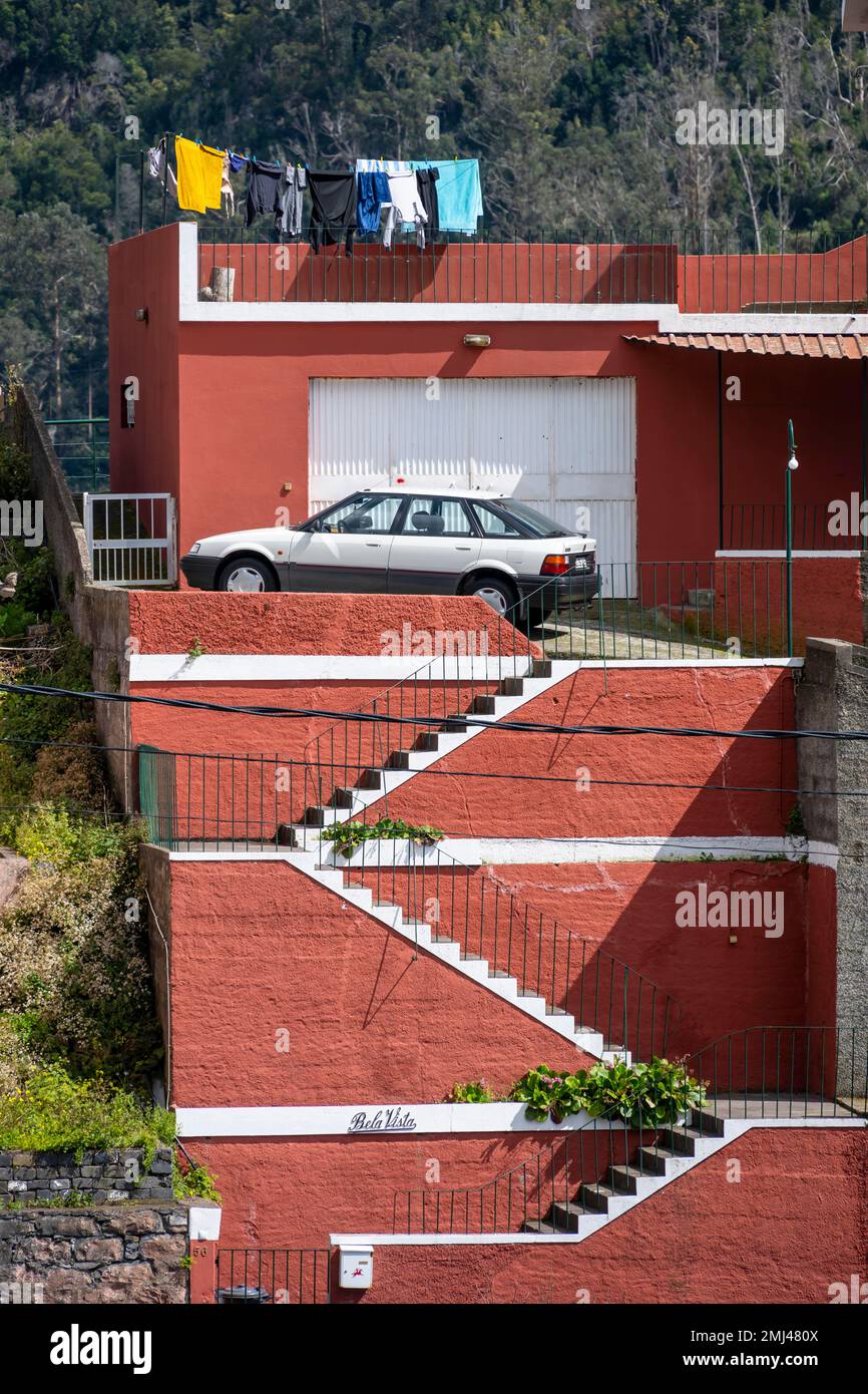 Auto parcheggiata sopra le scale, Funny, Funchal, Madeira, Portogallo Foto Stock