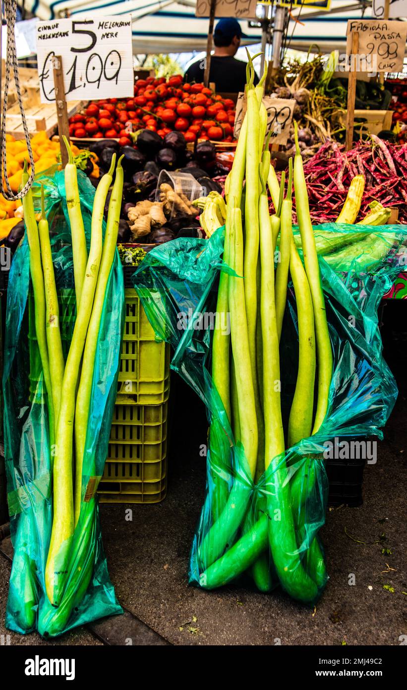 Zucchine, orticoltura, mercato di Ballaro, il più famoso e antico mercato di Palermos con fascino orientale, Sicilia, Palermo, Sicilia, Italia Foto Stock