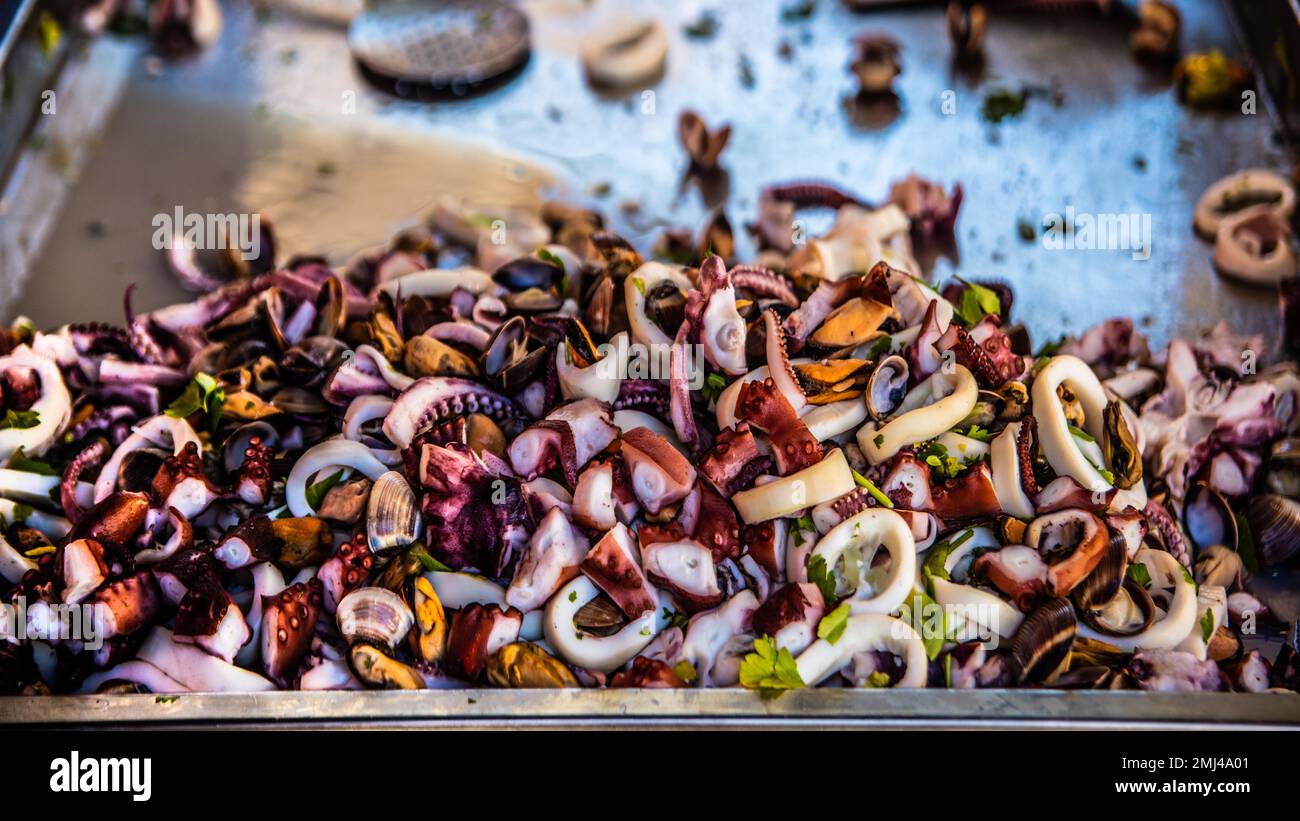 Frutti di Mare Streetfood, mercato di Ballaro, Palermos più famoso e più antico mercato con fascino orientale, Sicilia, Palermo, Sicilia, Italia Foto Stock