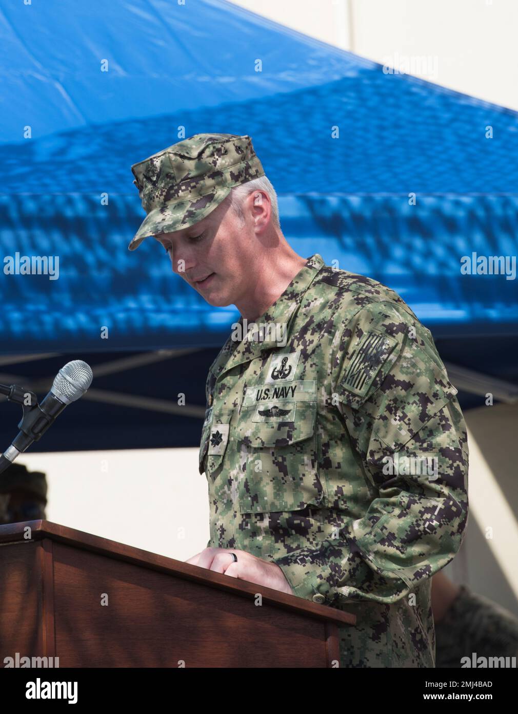 220825-N-GX935-9446 VIRGINIA BEACH, VIRGINIA (25 agosto 2022). CMdR. Paul Mahoney, comandante, unità di valutazione per lo smaltimento e la formazione di ordigni esplosivi (EODTEU) 2, si rivolge all'equipaggio in qualità di comandante dell'EODTEU 2. Sotto la direzione del comandante, EODGRU (Explosive Ordnance Disposal Group) 2, EODTEU 2 sovrintende alla formazione di tutte le unità EOD e Mobile Diving e Salvage basate sulla costa orientale, nonché EOD Mobile Unit (EODMU) 8, con sede a Rota, Spagna. Foto Stock