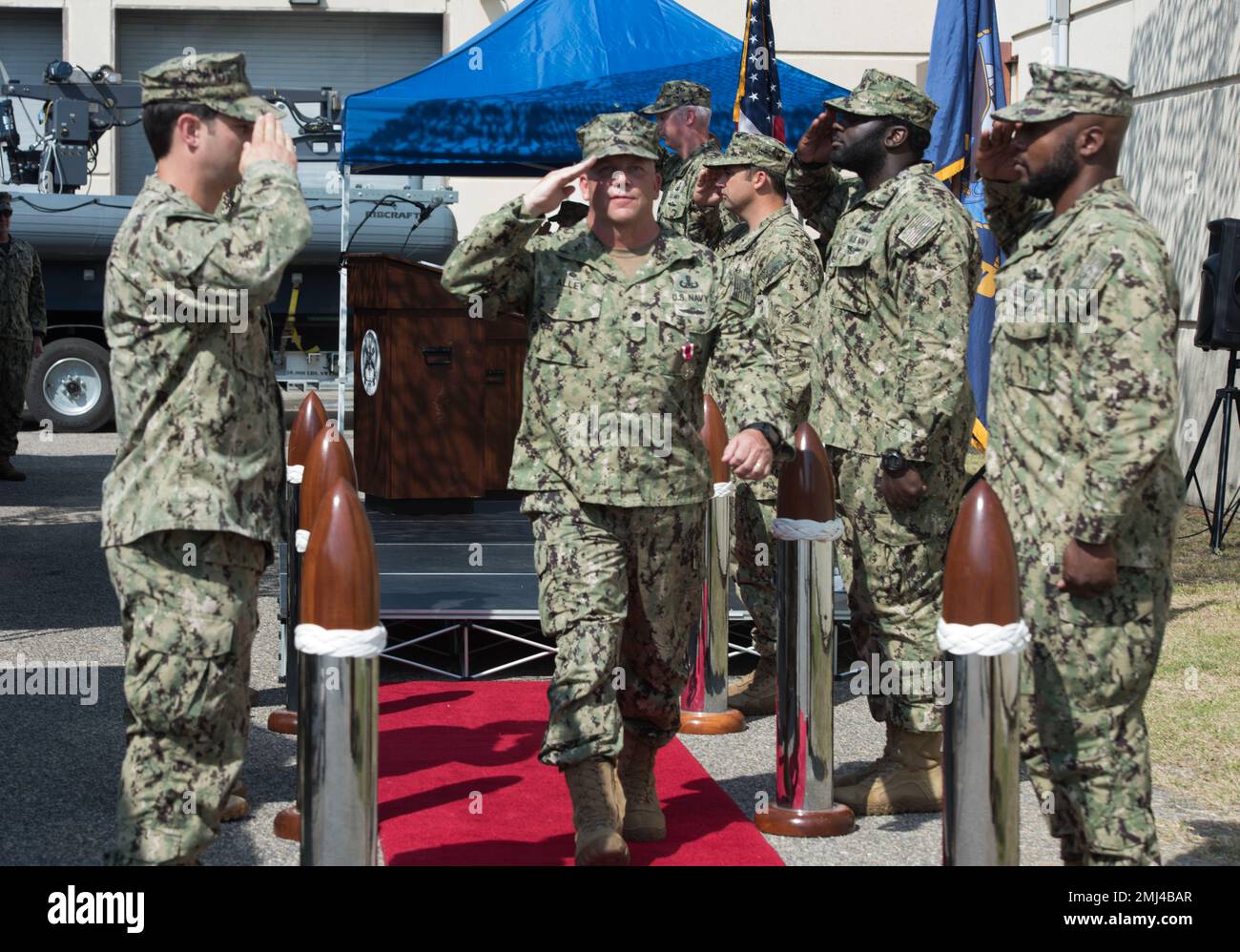 220825-N-GX935-9461 VIRGINIA BEACH, VIRGINIA (25 agosto 2022). CMdR. Douglas Alley saluta i sideboys in partenza dalla Explosive Ordnance Training and Evaluation Unit (EODTEU) 2 in seguito al suo soccorso programmato come comandante, EODTEU 2. Sotto la direzione del comandante, EODGRU (Explosive Ordnance Disposal Group) 2, EODTEU 2 sovrintende alla formazione di tutte le unità EOD e Mobile Diving e Salvage basate sulla costa orientale, nonché EOD Mobile Unit (EODMU)8, con sede a Rota, Spagna. Foto Stock