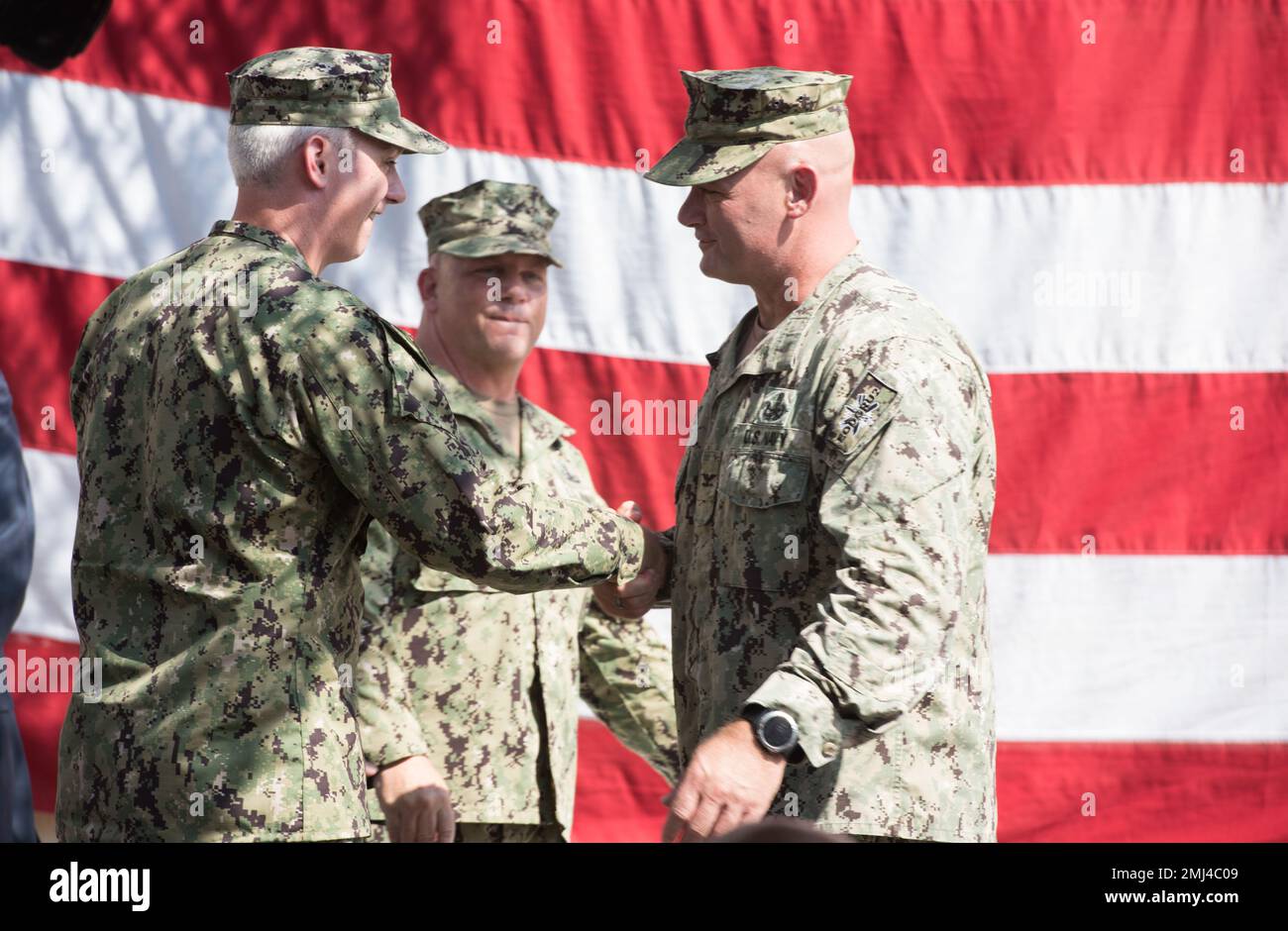 220825-N-GX935-9440 VIRGINIA BEACH, VIRGINIA (25 agosto 2022). CMdR. Paul Mahoney, comandante, unità di formazione e valutazione per lo smaltimento delle ordinanze esplosive (EODTEU) 2, ha sollevato il CMdR. Douglas Alley durante una cerimonia di cambio di comando si è tenuta il 25 agosto a bordo della Joint Expeditionary base Little Creek, Fort Story. Sotto la direzione del comandante, EODGRU (Explosive Ordnance Disposal Group) 2, EODTEU 2 sovrintende alla formazione di tutte le unità EOD e Mobile Diving e Salvage basate sulla costa orientale, nonché EOD Mobile Unit (EODMU) 8, con sede a Rota, Spagna. Foto Stock
