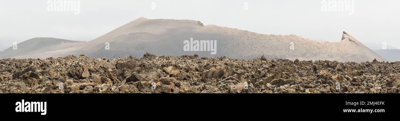 Vecchio cono vulcanico circondato da lava a Tinajo, Lanzarote Foto Stock