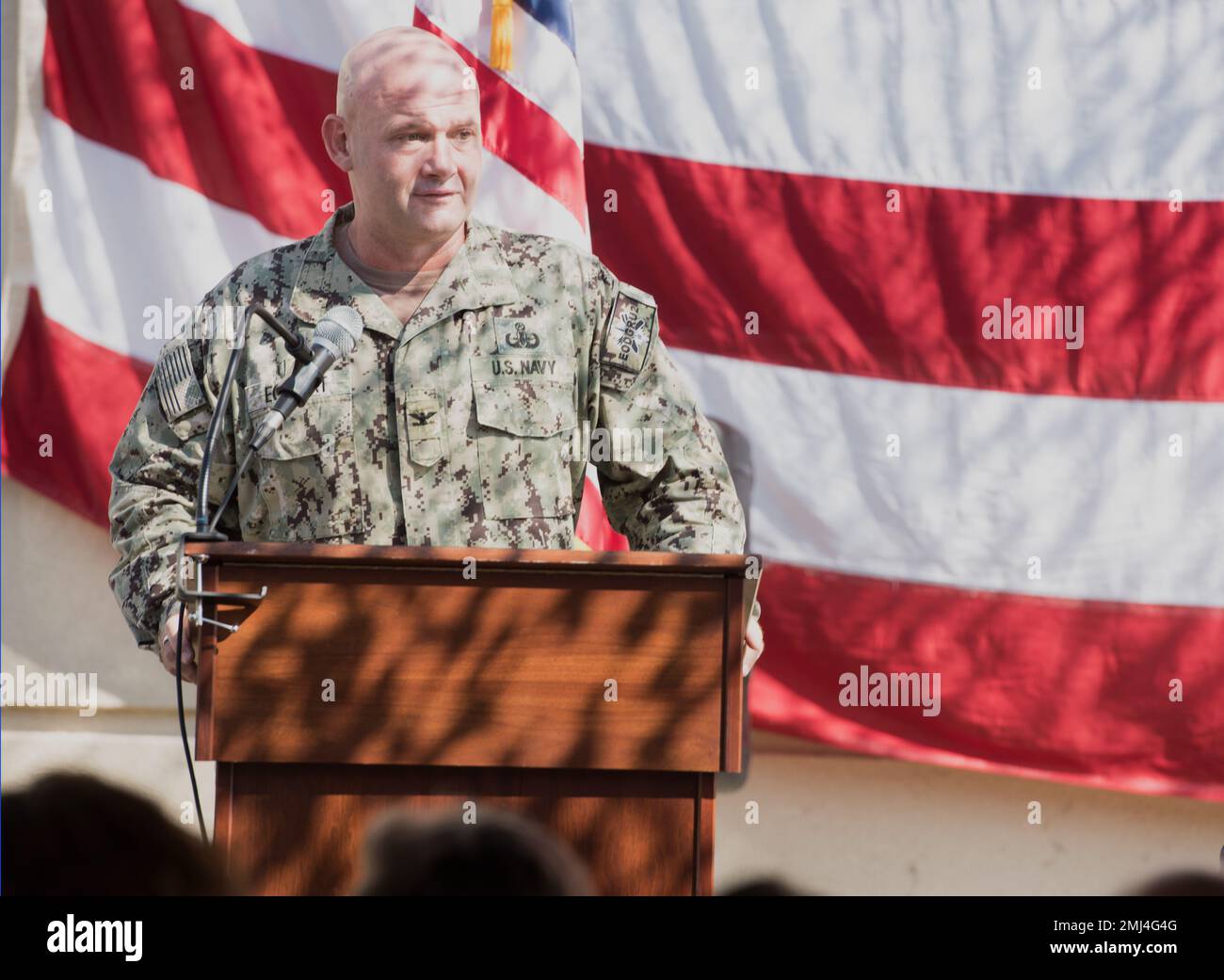 220825-N-GX935-9361 VIRGINIA BEACH, VIRGINIA (25 agosto 2022). Il Capitano Chuck Eckhart , commodore, Explosive Ordnance Disposal Group (EODGRU) 2, si rivolge alla leadership e all'equipaggio della Explosive Ordnance and Disposal Training and Evaluation Unit (EODTEU) 2 durante una cerimonia di cambio di comando presso la Joint Expeditionary base Little Creek-Fort Story. Sotto la direzione del comandante, EODGRU 2, EODTEU 2 sovrintende alla formazione di tutte le unità EOD e Mobile Diving e Salvage basate sulla costa orientale, nonché EOD Mobile Unit (EODMU) 8, con sede a Rota, Spagna. Foto Stock