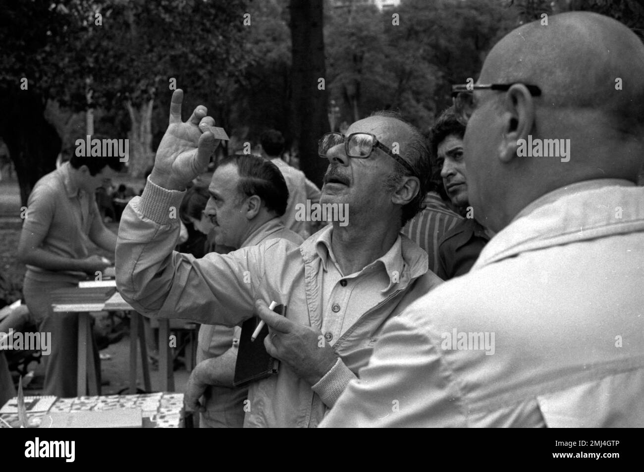 Collezionisti di francobolli al Parque Rivadavia (Rivadavia Park), Buenos Aires, Argentina, 1980 Foto Stock