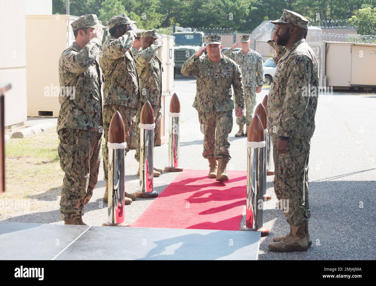 220825-N-GX935-9341 VIRGINIA BEACH, VIRGINIA (25 agosto 2022). CMdR. Douglas Alley, comandante, unità di formazione e valutazione delle ordinanze esplosive (EODTEU) 2 saluta mentre cammina attraverso i sideboys durante la cerimonia di cambio di comando EODTEU 2. Sotto la direzione del comandante, EODGRU (Explosive Ordnance Disposal Group) 2, EODTEU 2 sovrintende alla formazione di tutte le unità EOD e Mobile Diving e Salvage basate sulla costa orientale, nonché EOD Mobile Unit (EODMU) 8, con sede a Rota, Spagna. Foto Stock