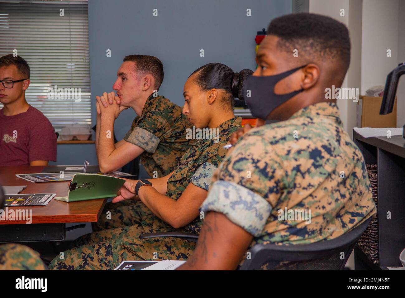 STATI UNITI Marines impara a conoscere il programma Single Marine nel corso di un seminario unico Marine Representative a Marine and Family Programs, Marine Corps Air Station Cherry Point, North Carolina, 25 agosto 2022. Il seminario fornisce ai partecipanti la conoscenza del programma marino unico e del loro lavoro di rappresentanti delle unità. Foto Stock