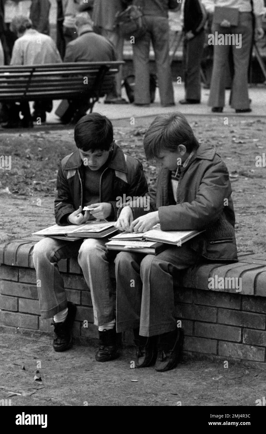 Un paio di giovani si occupano di raccolta francobolli al Parque Rivadavia (Rivadavia Park), Buenos Aires, Argentina, 1980 Foto Stock