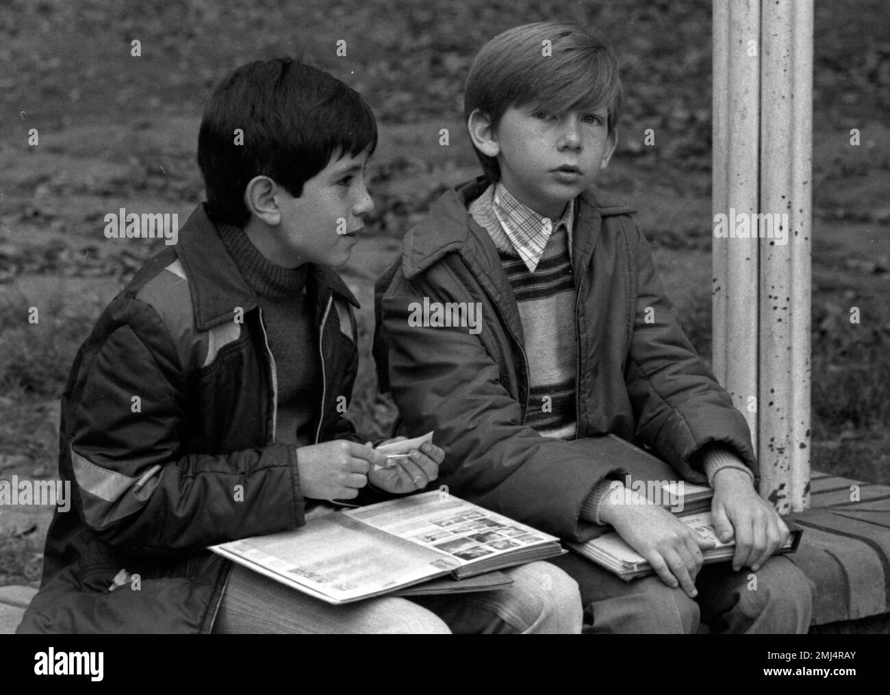 Un paio di giovani si occupano di raccolta francobolli al Parque Rivadavia (Rivadavia Park), Buenos Aires, Argentina, 1980 Foto Stock