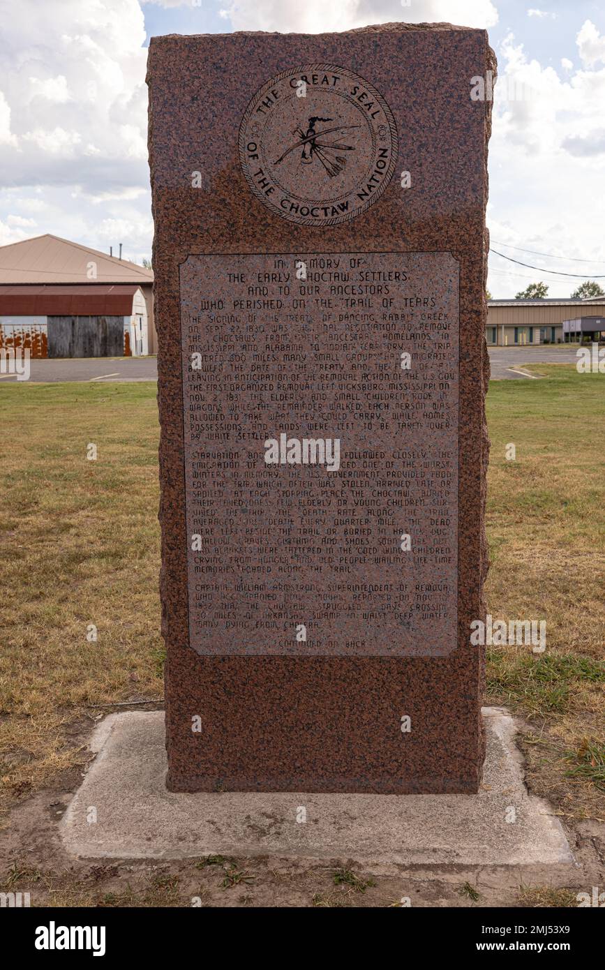 Stigler, Oklahoma, USA - 15 ottobre 2022: Pietra come memoriale per il Choctaw che è morto nel Sentiero delle lacrime Foto Stock