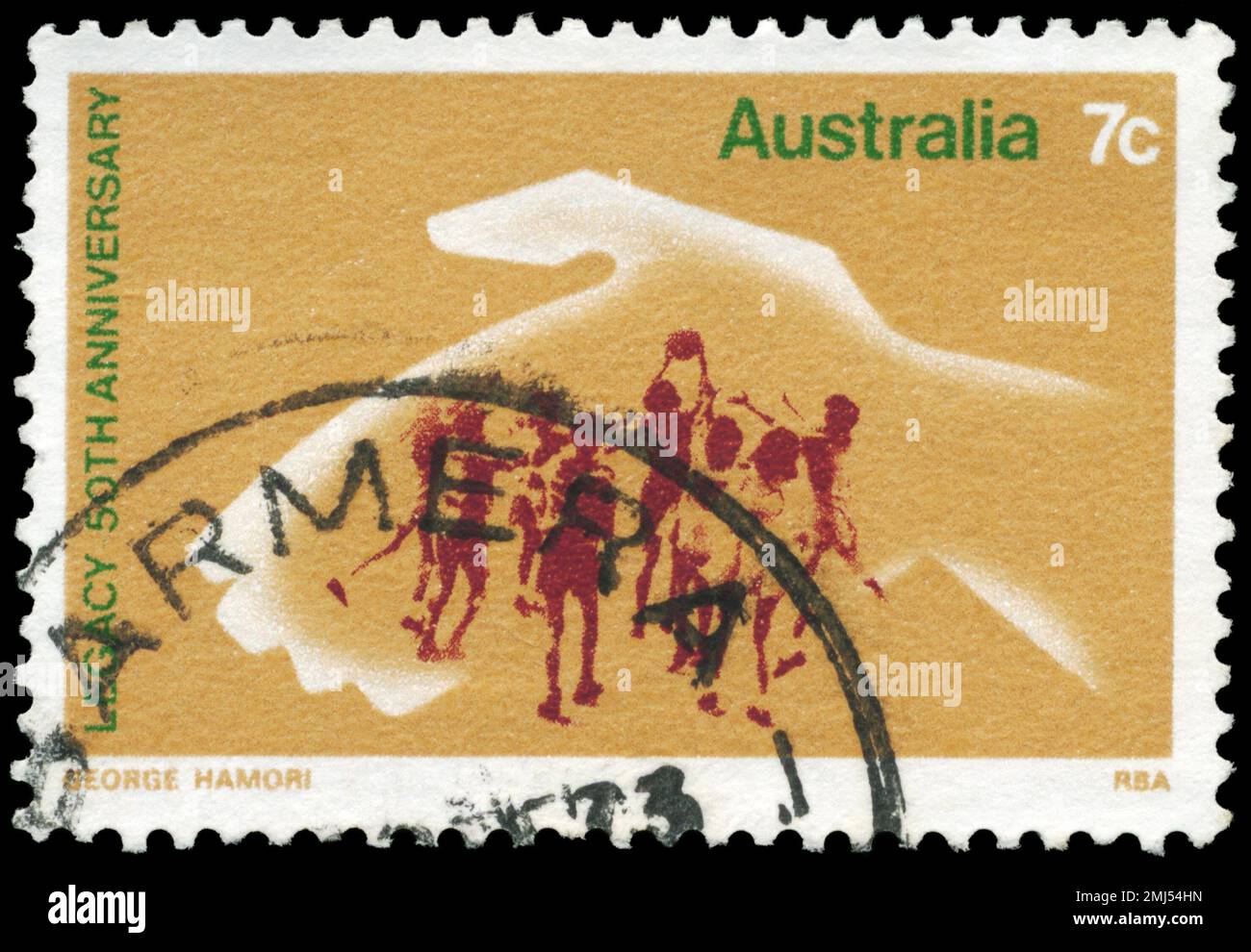 AUSTRALIA - CIRCA 1973: Un timbro stampato in AUSTRALIA mostra la mano proteggere i bambini giocare, 50th ° anniversario di eredità, un ex-servicemen's organi Foto Stock