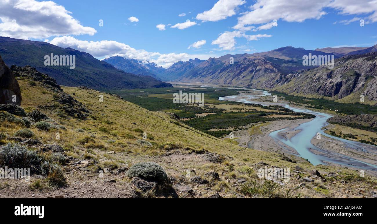 Vista del fiume nella valle circondata dalle montagne a Mirador de los Cóndores in Argentina Foto Stock