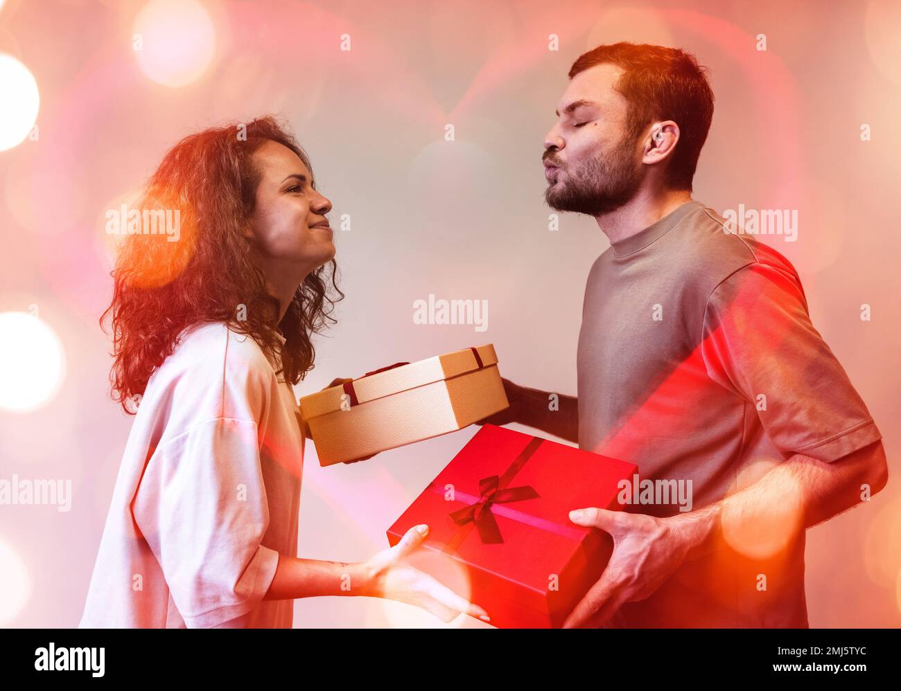 Concetto di San Valentino, coppia innamorata donarsi gli altri regali in scatole di presentazione. Foto Stock