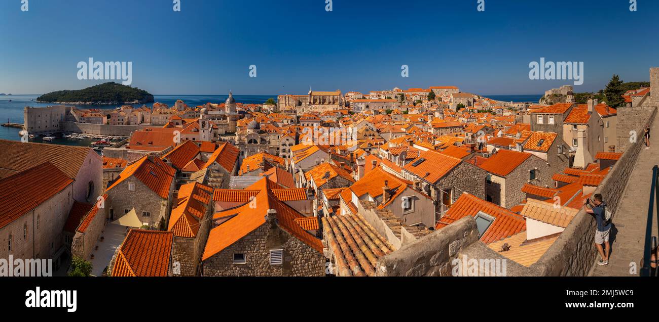 DUBROVNIK, CROAZIA, EUROPA - Panorama della città fortificata di Dubrovnik sulla costa della Dalmazione. Foto Stock