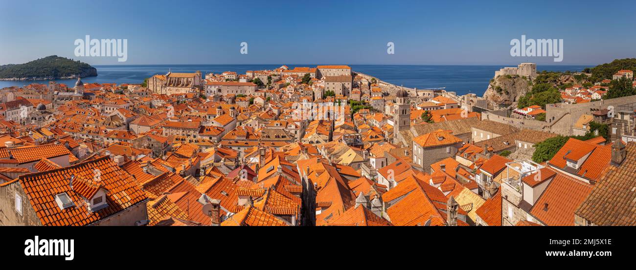 DUBROVNIK, CROAZIA, EUROPA - Panoramica della città fortificata di Dubrovnik sulla costa della Dalmazione. Foto Stock