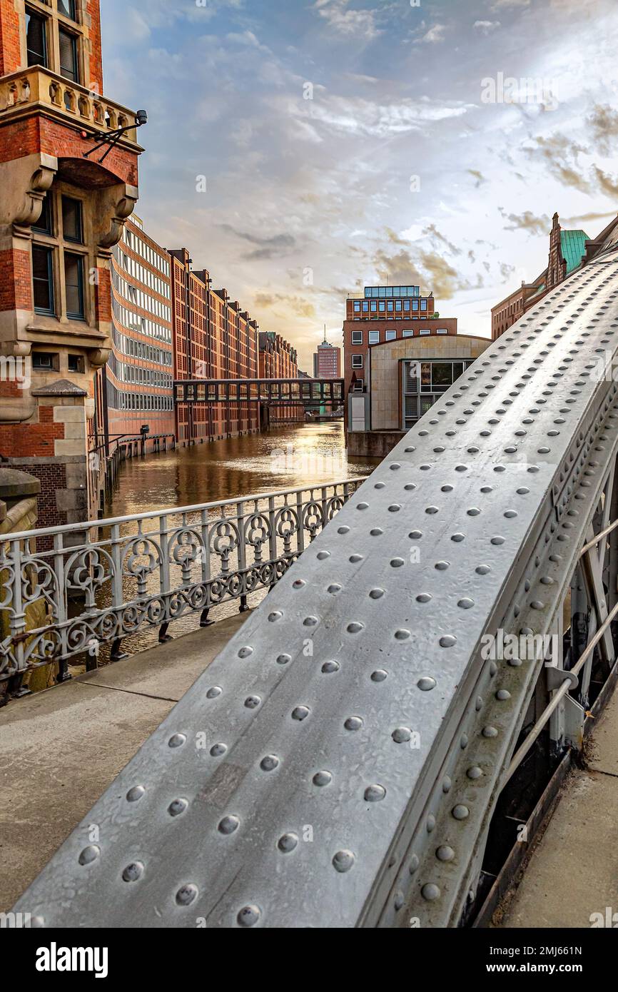 Eine Stahlbrücke in der Speicherstadt Amburgo in Norddeutschland Foto Stock
