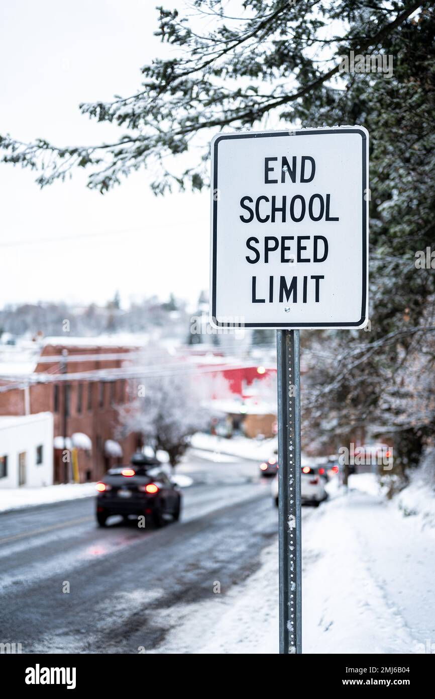 Street Sign per limite di velocità di End School Foto Stock