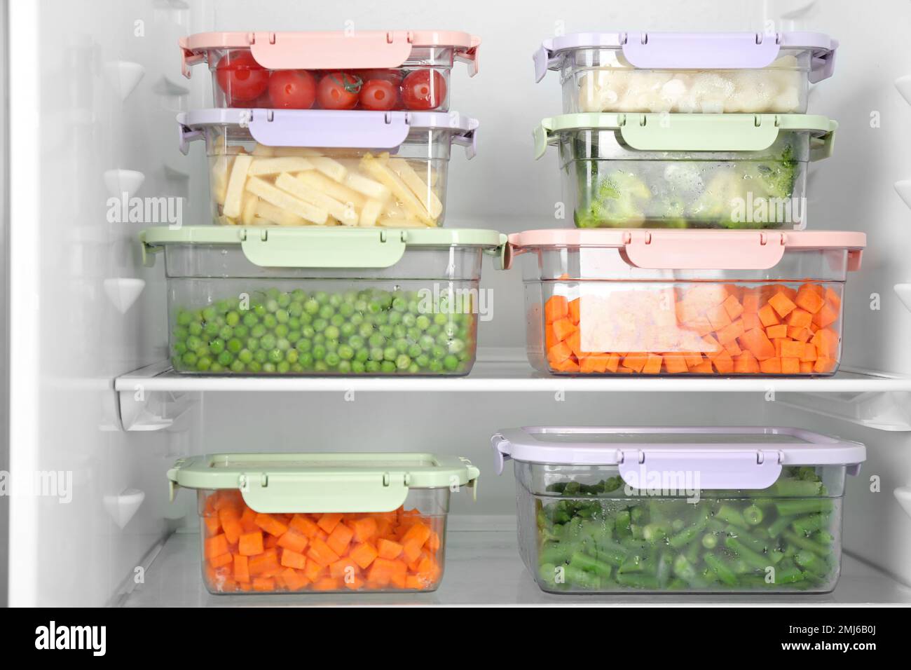 Contenitori con diverse verdure congelate in frigorifero Foto stock - Alamy