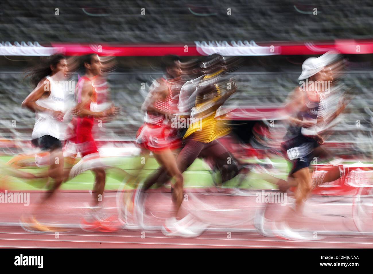 Corridori che gareggiano nei 5000 metri maschili ai Giochi Olimpici estivi 2020 (2021), Tokyo, Giappone Foto Stock