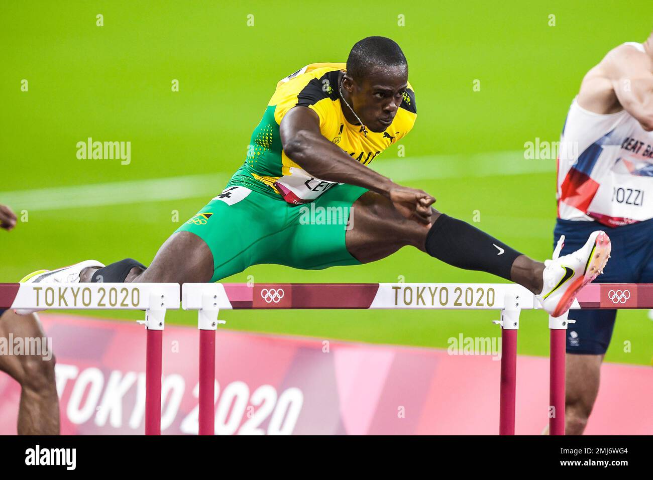 Ronald Levy (JAM) gareggia negli ostacoli di 110 metri degli uomini ai Giochi Olimpici estivi del 2020 (2021), Tokyo, Giappone Foto Stock