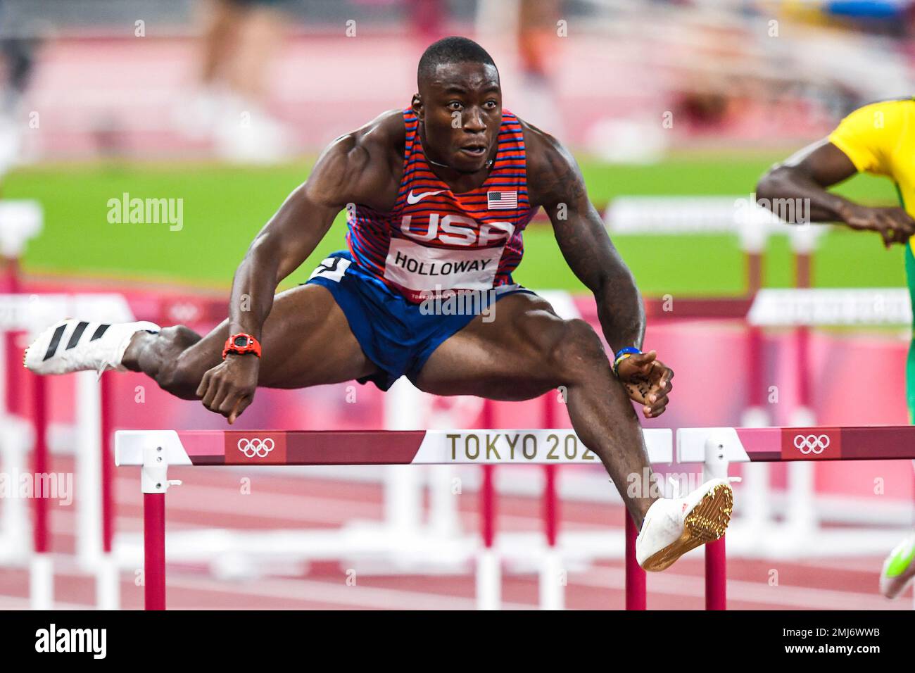 Grant Holloway (USA) gareggia negli ostacoli di 110 metri degli uomini ai Giochi Olimpici estivi del 2020 (2021), Tokyo, Giappone Foto Stock