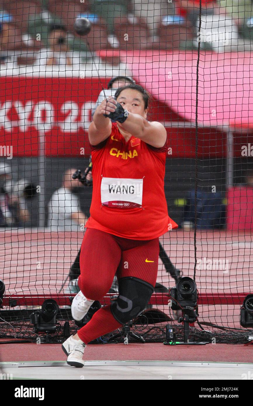 Zheng Wang (CHN) in gara nel lancio del martello femminile ai Giochi Olimpici estivi del 2020 (2021), Tokyo, Giappone Foto Stock